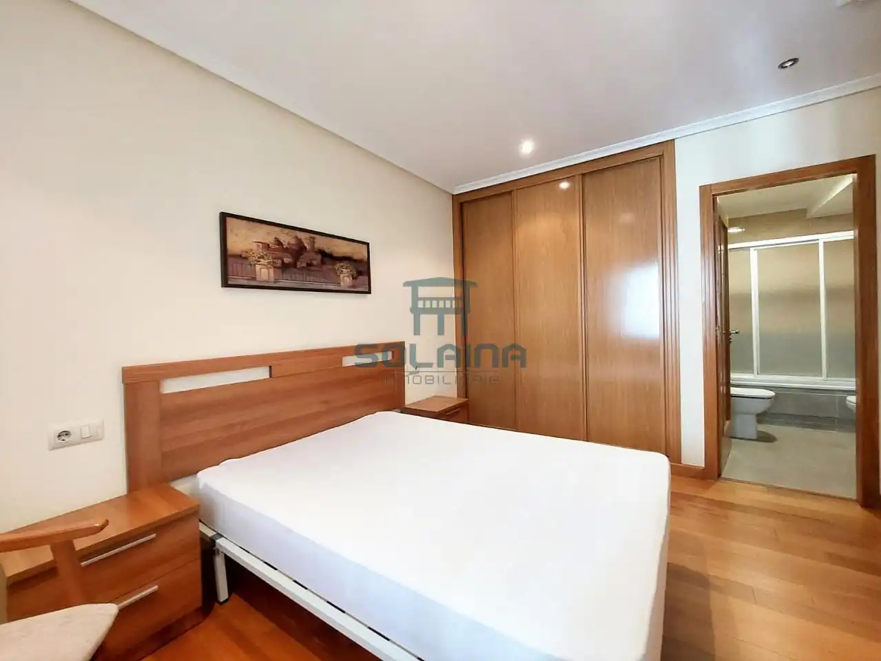 Dormitori de Apartament de lloguer en Ourense Capital  amb Calefacció, Traster i Moblat