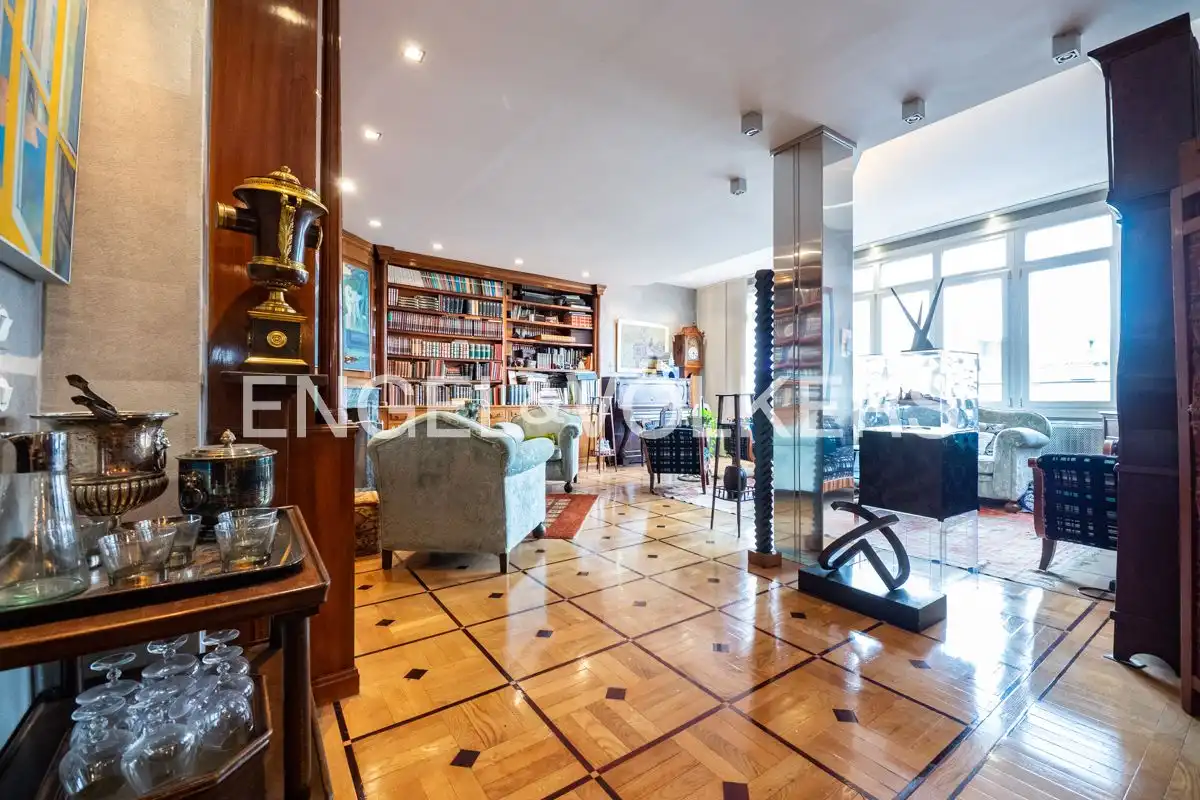 Sala d'estar de Àtic en venda en Oviedo  amb Calefacció, Terrassa i Traster