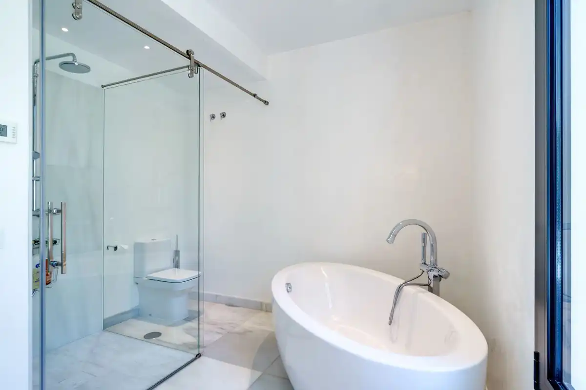 Bany de Casa o xalet de lloguer en Marbella amb Aire condicionat, Jardí privat i Traster