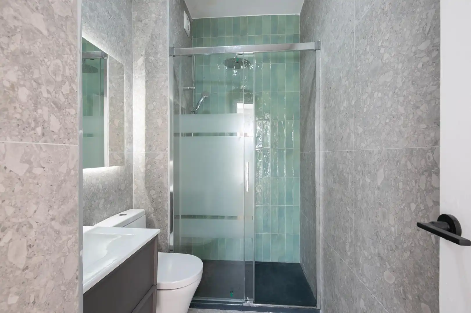 Bathroom of Flat for sale in L'Hospitalet de Llobregat  with Air Conditioner, Heating and Parquet flooring