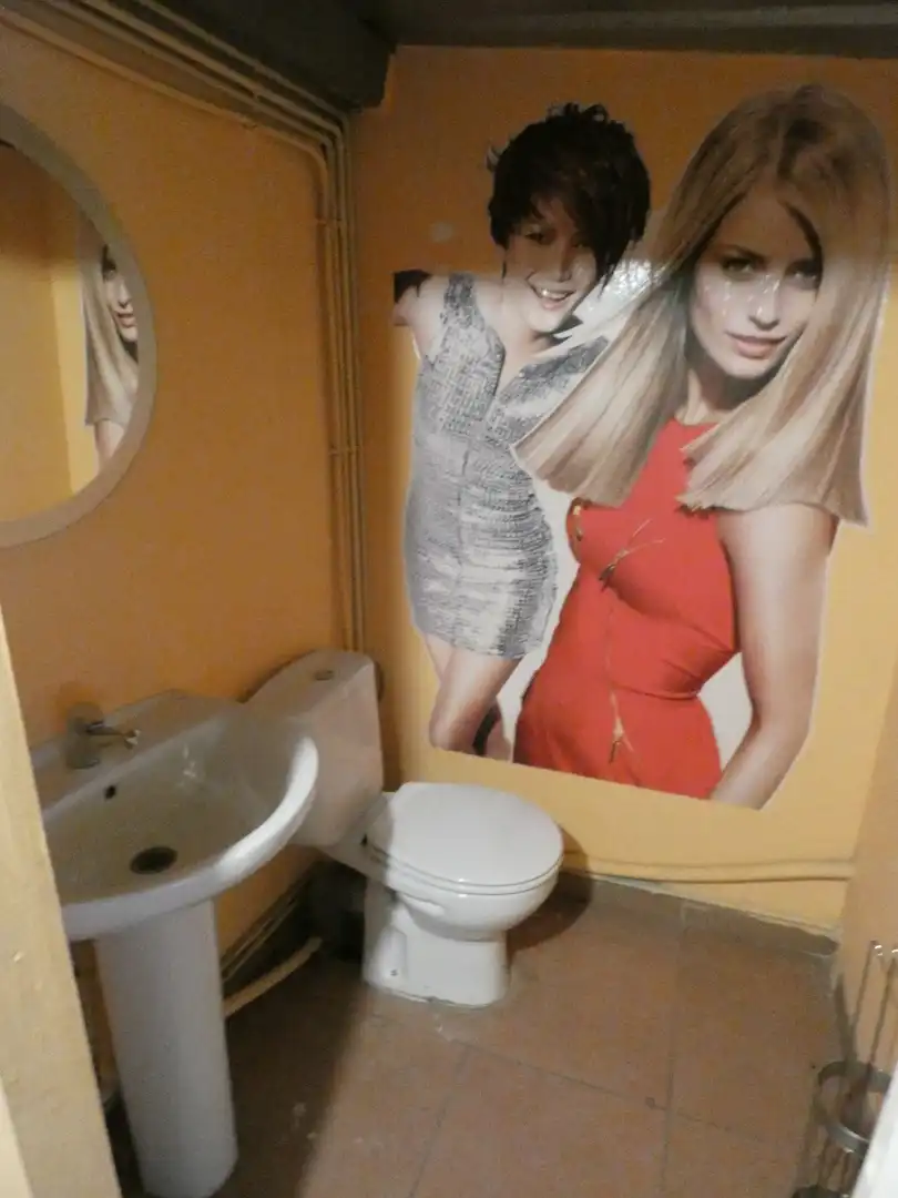 Baño de Local de alquiler en Cerdanyola del Vallès con Aire acondicionado