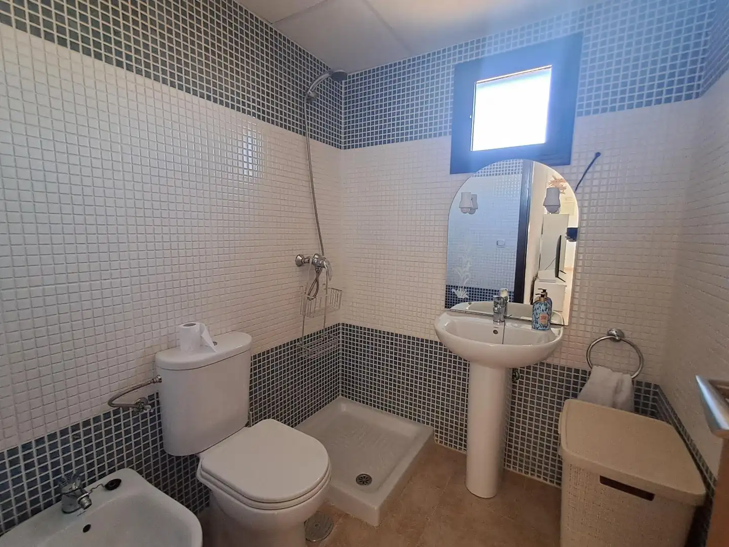 Badezimmer von Dachboden zum Verkauf in Águilas mit Klimaanlage, Heizung und Privatgarten