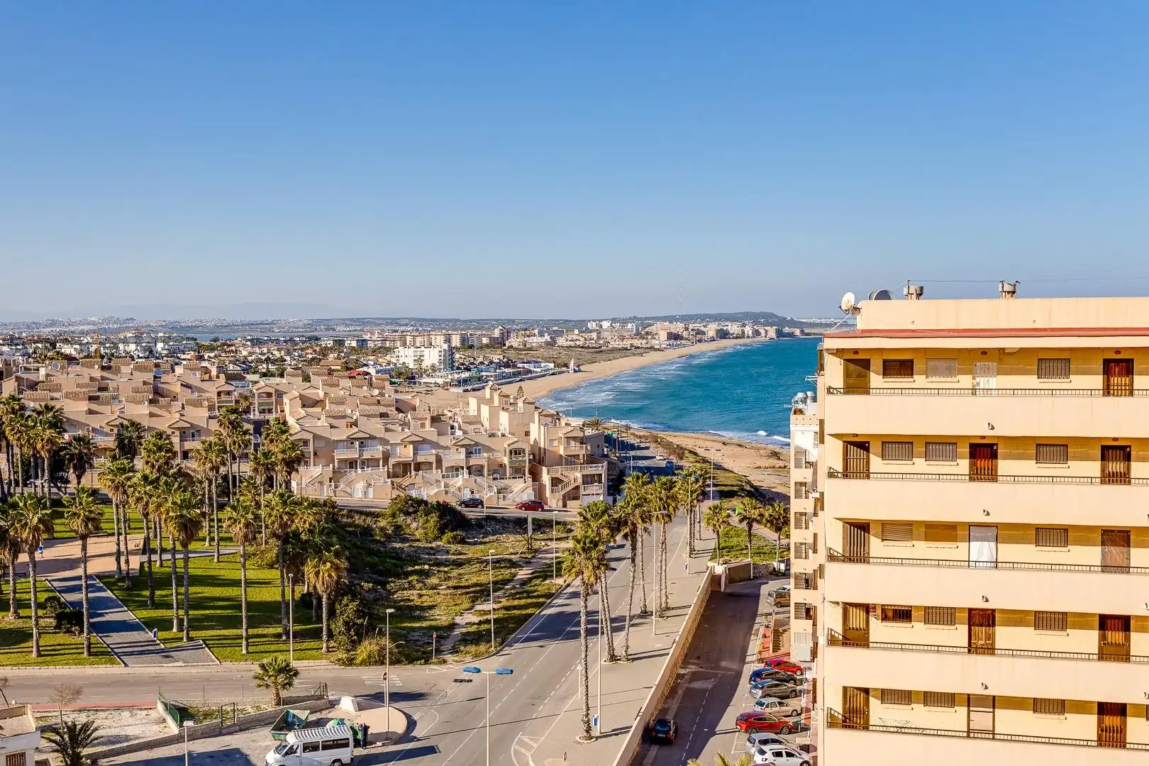 Vista exterior de Apartament en venda en Torrevieja amb Aire condicionat, Terrassa i Moblat
