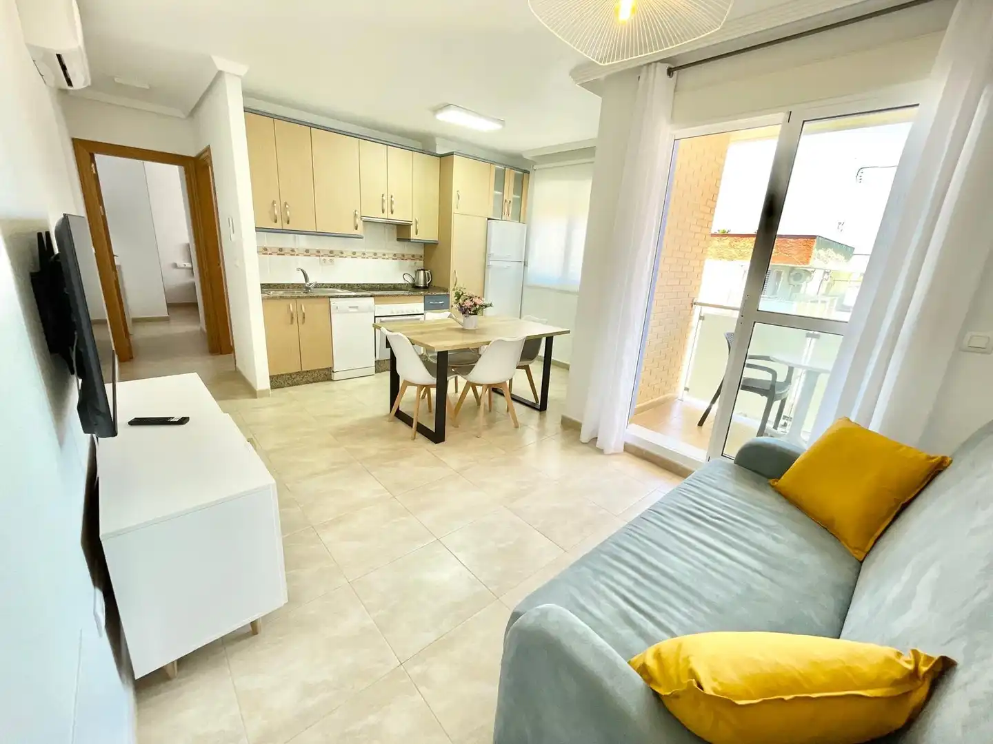 Cuina de Apartament de lloguer en Los Alcázares amb Aire condicionat, Traster i Moblat