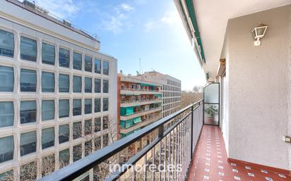 Exterior view of Flat for sale in  Barcelona Capital  with Terrace and Balcony