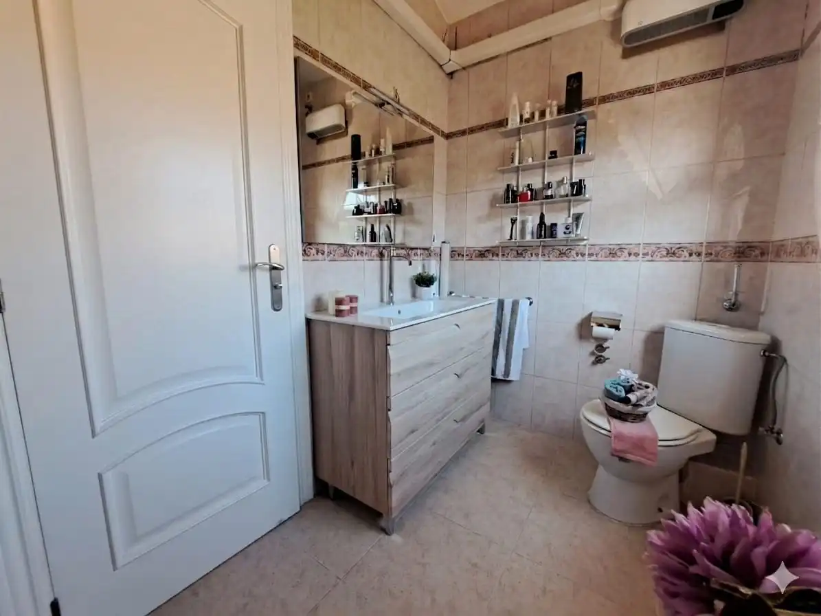 Badezimmer von Einfamilien-Reihenhaus zum Verkauf in Rubí mit Klimaanlage, Heizung und Terrasse