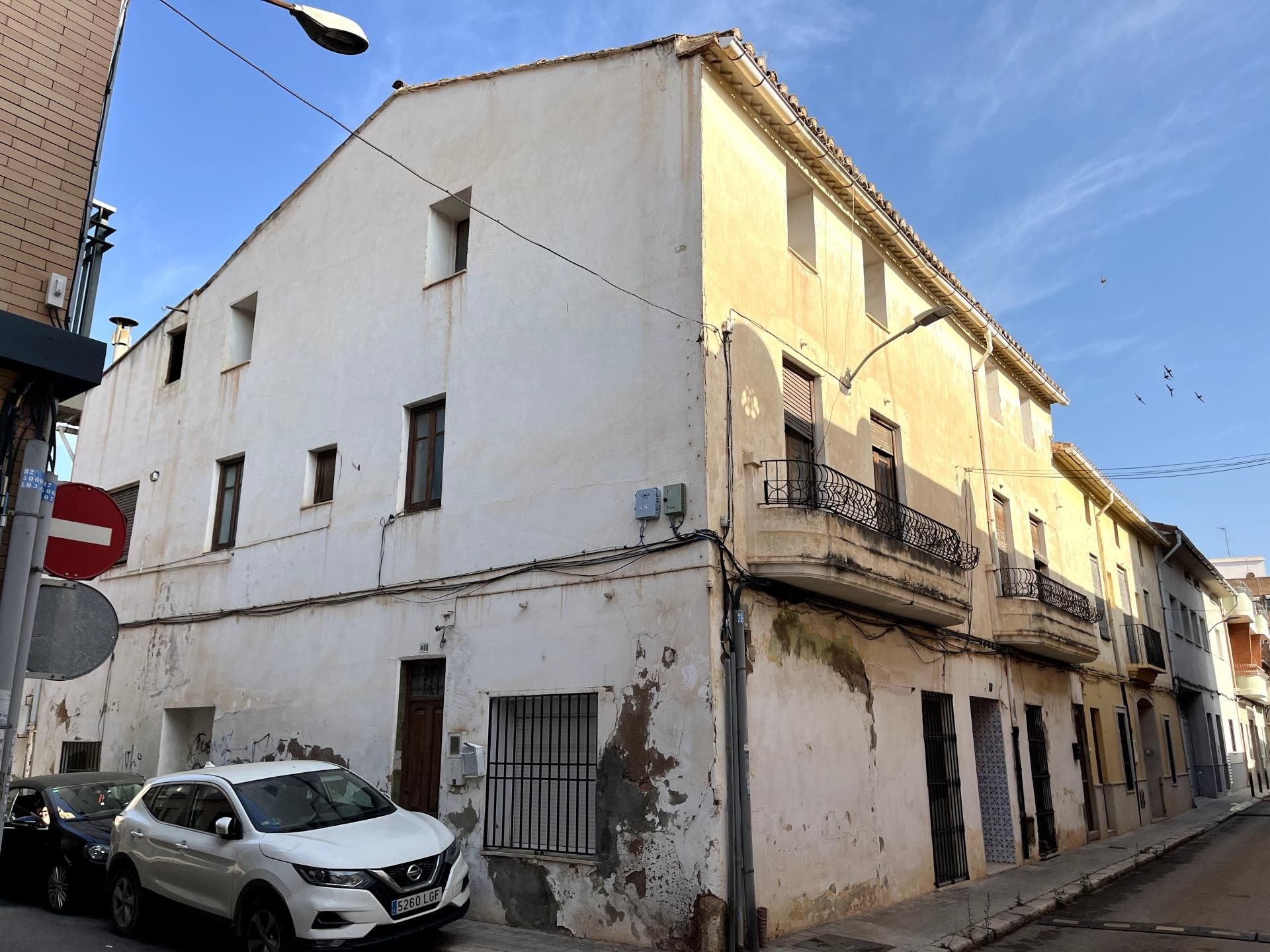 Vista exterior de Casa adosada en venda en Moncada amb Terrassa i Balcó