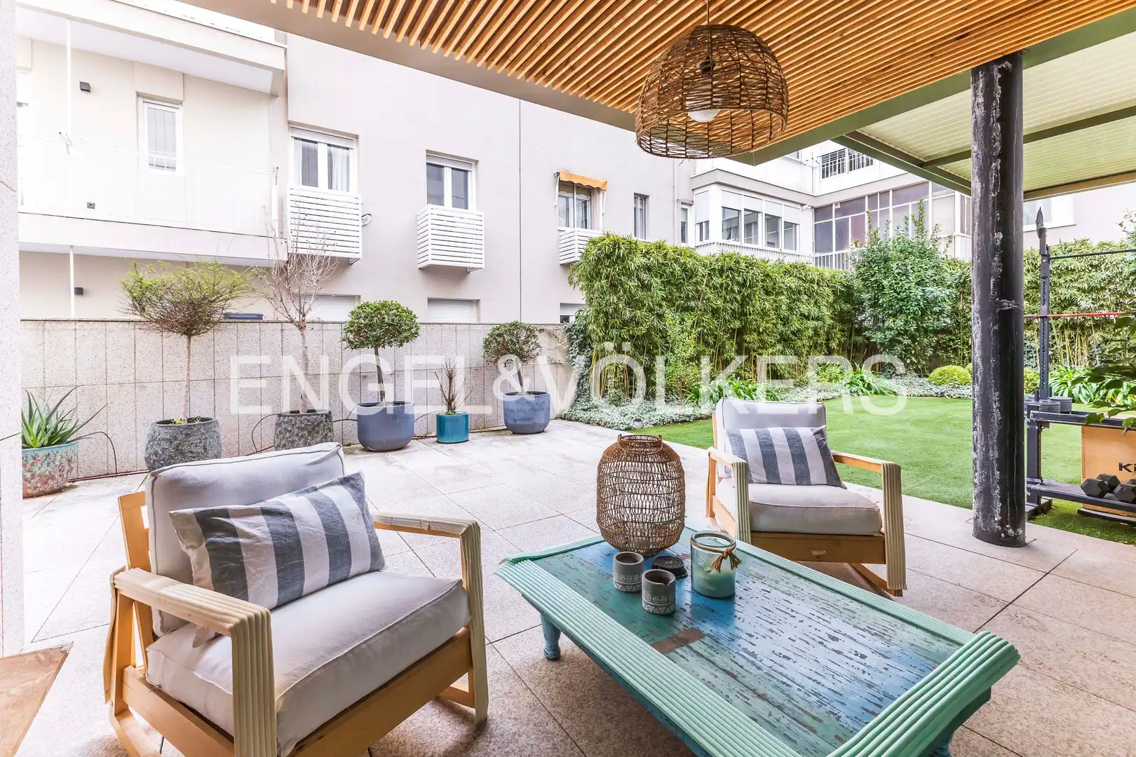 Terrassa de Apartament en venda en Madrid amb Calefacció, Jardí privat i Traster
