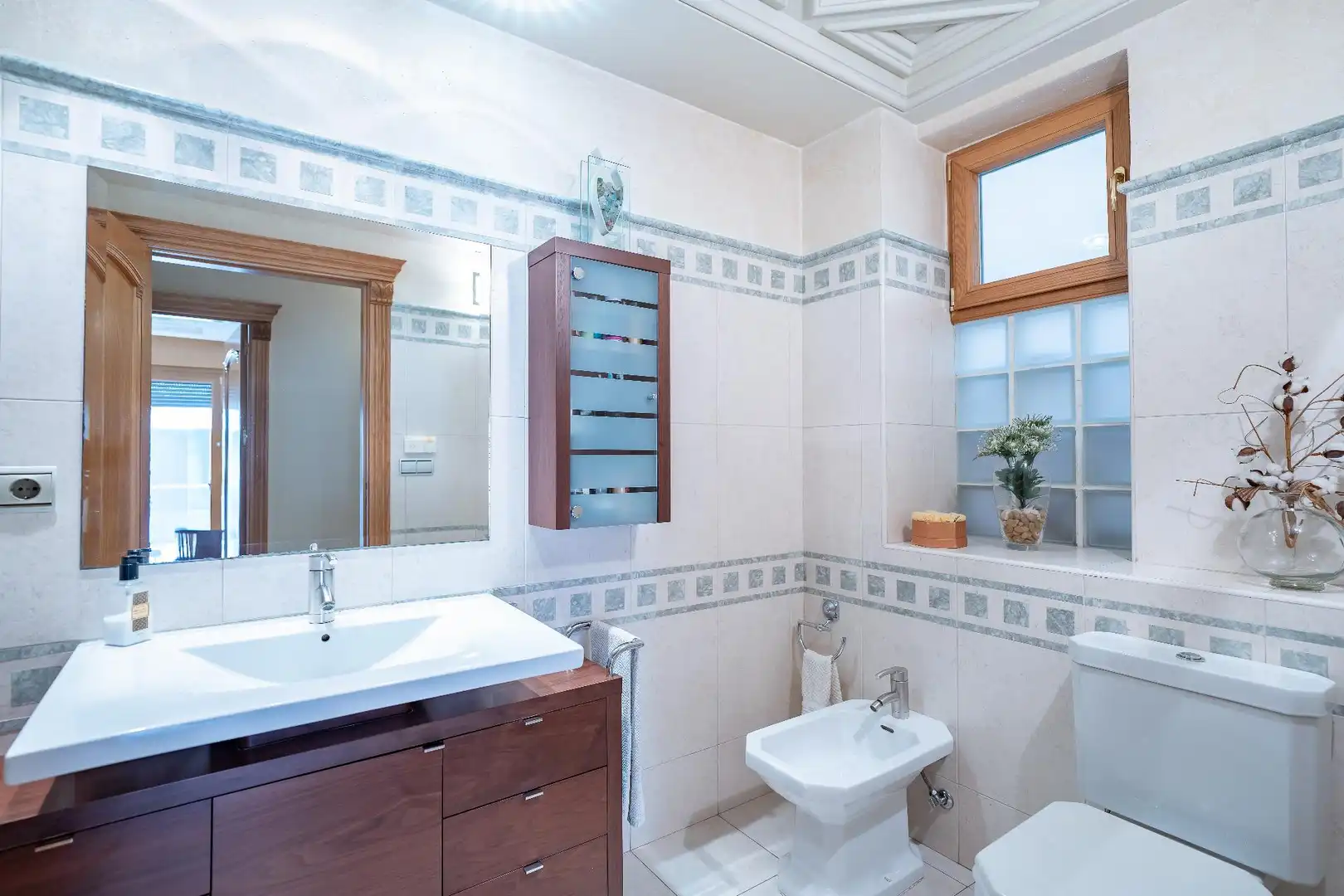 Badezimmer von Einfamilien-Reihenhaus zum Verkauf in Novelda mit Heizung, Terrasse und Balkon