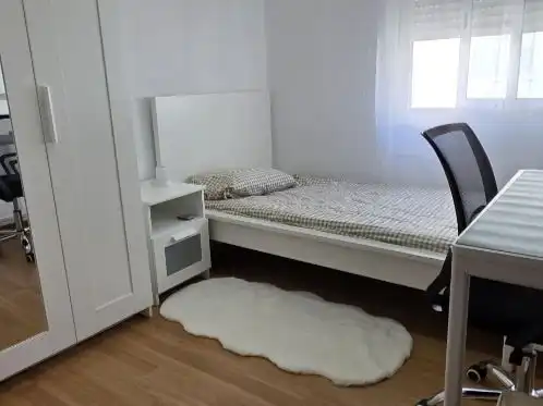Bedroom of Flat for share in Sur