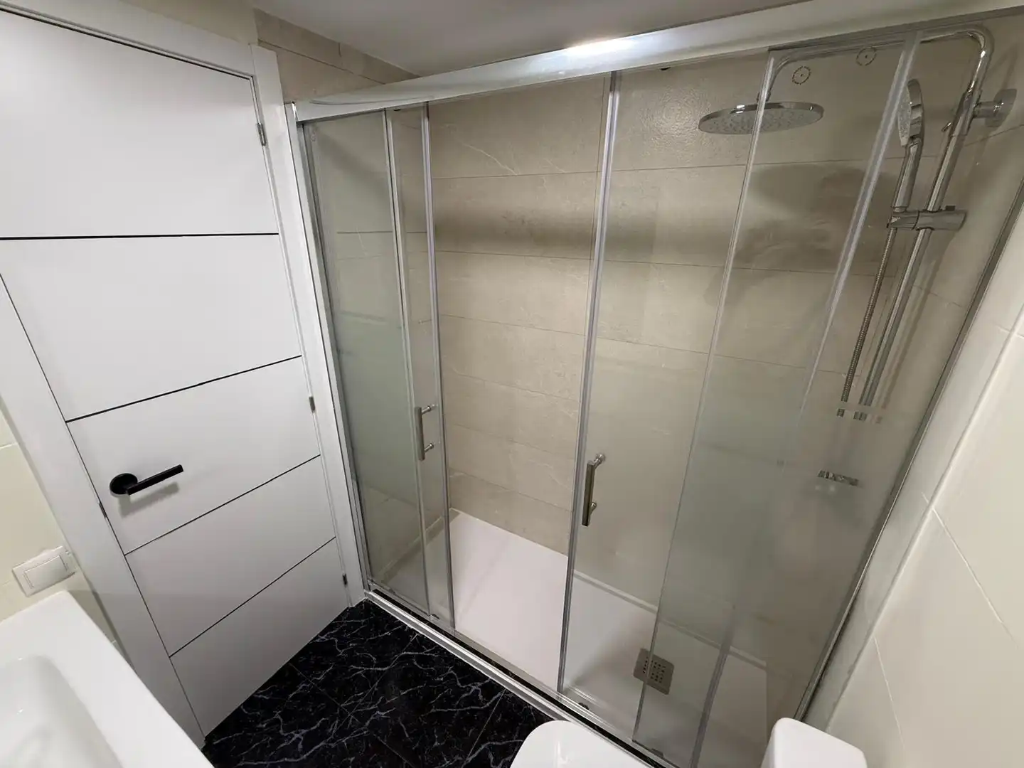 Bathroom of Flat for sale in L'Hospitalet de Llobregat  with Alarm