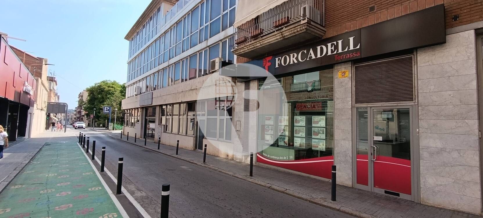Vista exterior de Local en venda en Terrassa amb Aire condicionat i Calefacció
