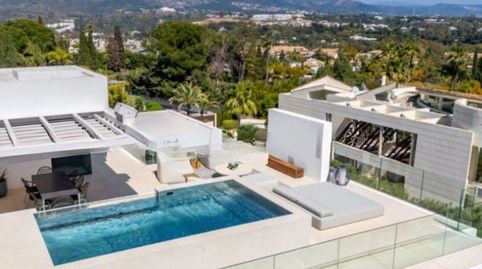Villa Adosada Contemporánea en Atalaya Río Verde Situada en la exclusiva comunidad de Atalaya Río Verde, esta excepcional villa ad