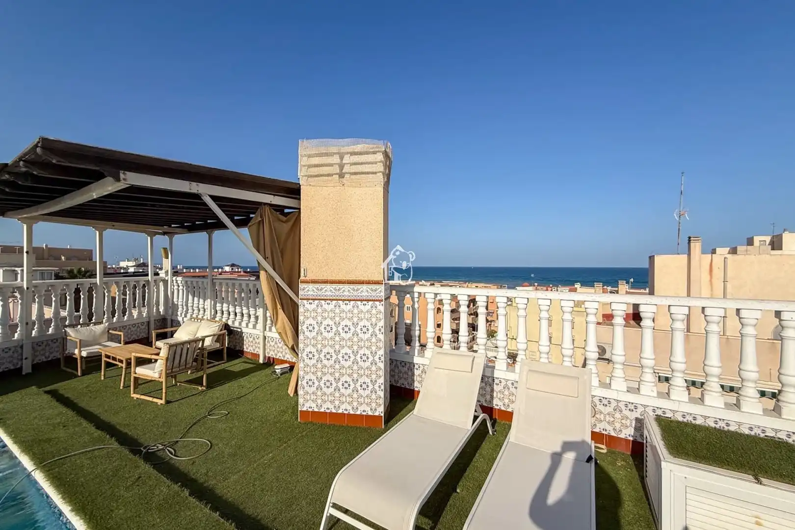 Terrasse von Dachboden zur Miete in Torrevieja mit Klimaanlage, Privatgarten und Terrasse