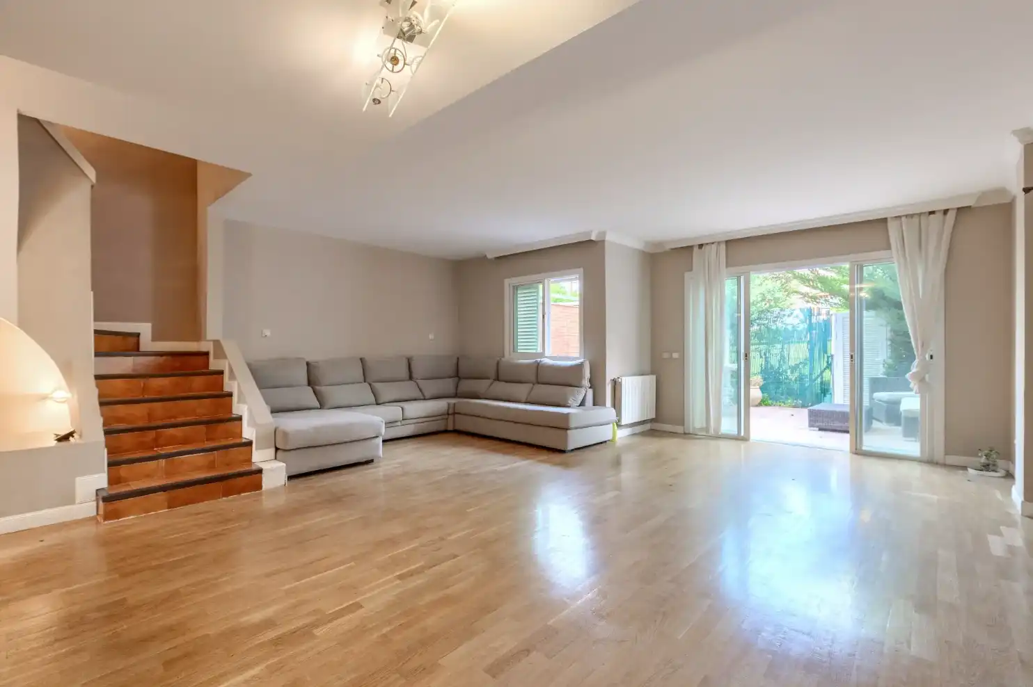Sala de estar de Casa adosada en venta en Ciudalcampo con Aire acondicionado, Calefacción y Jardín privado