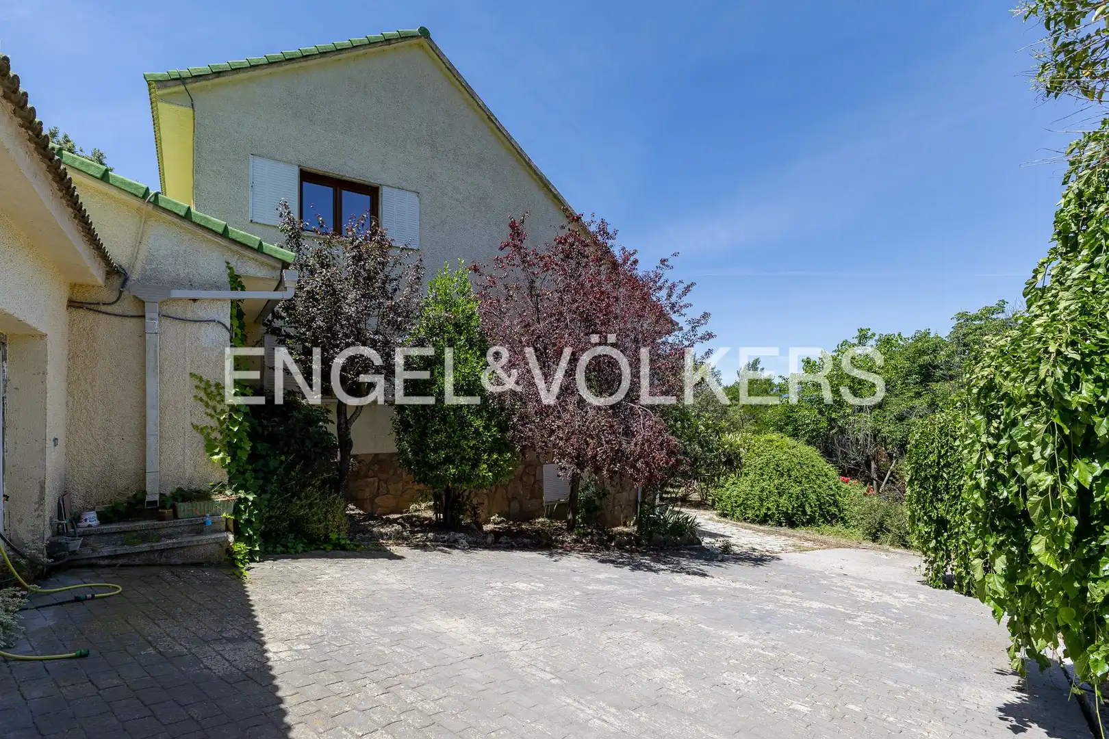 Vista exterior de Casa o xalet en venda en Collado Villalba amb Calefacció, Jardí privat i Terrassa