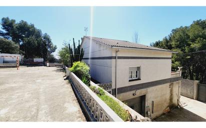 Vista exterior de Casa o xalet en venda en Rubí amb Calefacció, Jardí privat i Parquet