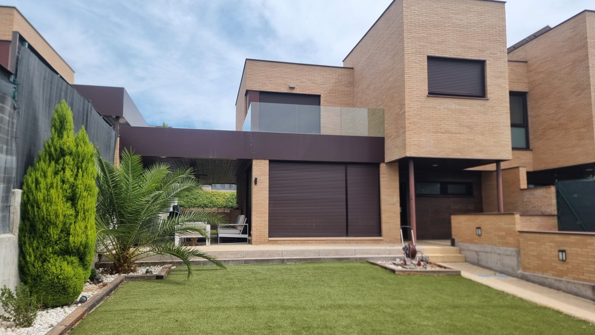 Vista exterior de Casa adosada en venda en Torrelodones amb Aire condicionat, Calefacció i Jardí privat