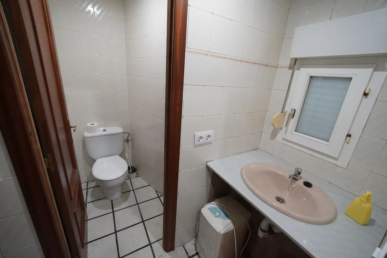 Bany de Casa o xalet en venda en Salas amb Jardí privat, Traster i Moblat