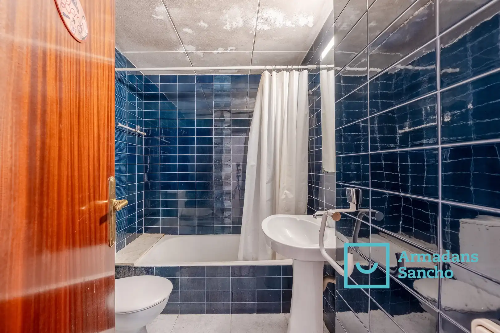 Bathroom of Flat for sale in Barcelona  with Parquet flooring and Balcony