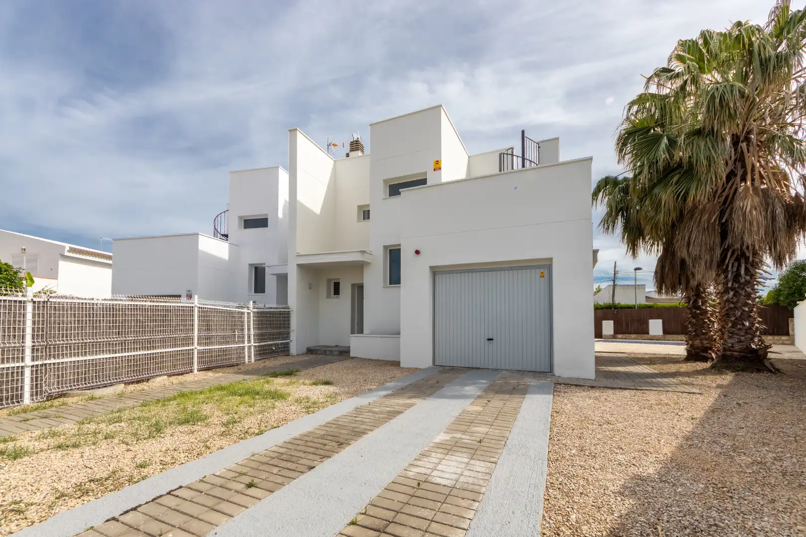 Vista exterior de Casa adosada en venda en L'Ametlla de Mar  amb Jardí privat, Terrassa i Piscina