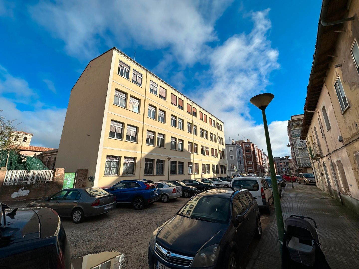 Vista exterior de Casa o xalet en venda en Burgos Capital amb Jardí privat