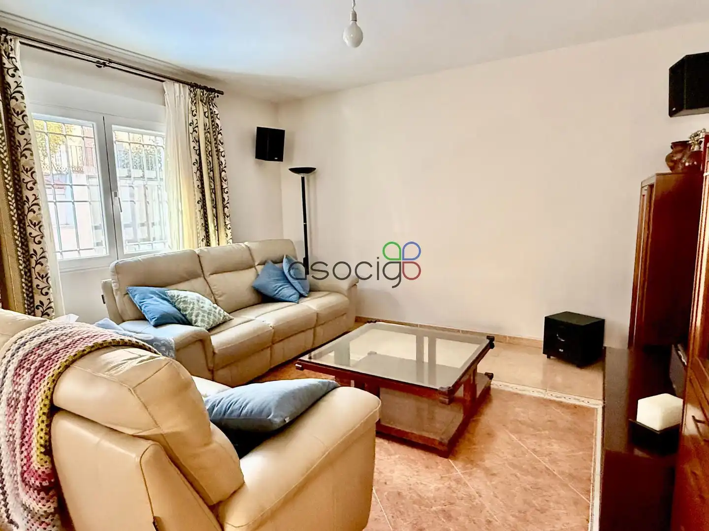 Sala de estar de Casa adosada en venta en Cabanillas del Campo con Aire acondicionado, Calefacción y Jardín privado