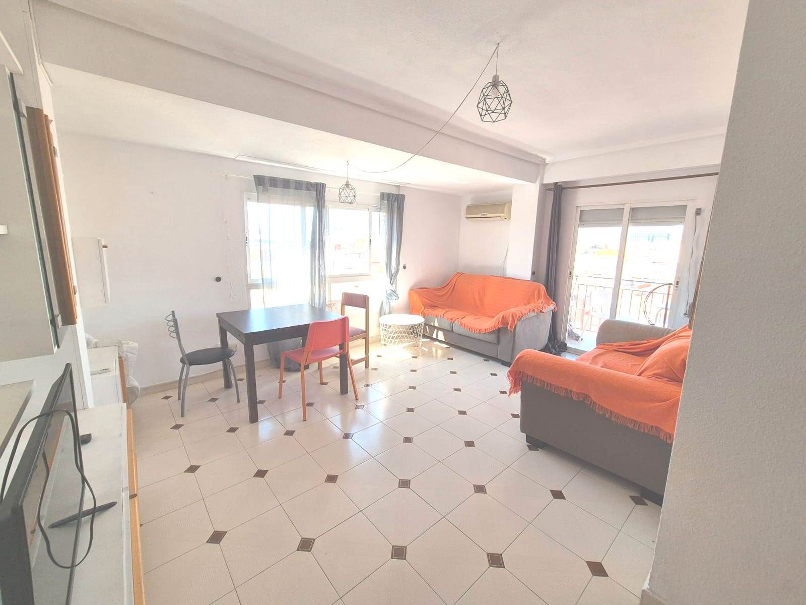 Flat to share in Carrer de Campoamor, Ciutat Jardí, Algirós