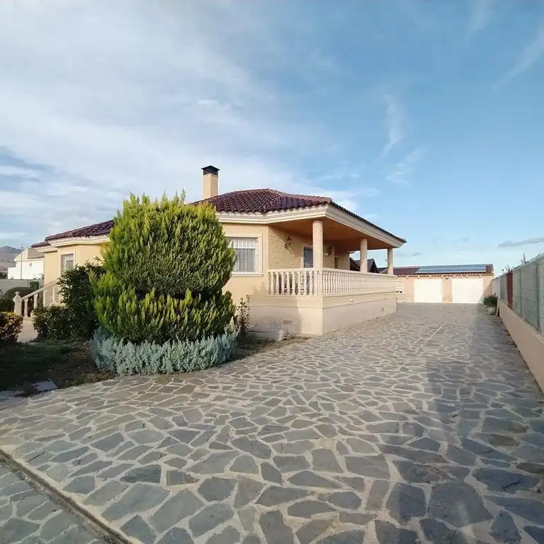Vista exterior de Casa o xalet en venda en Orihuela amb Aire condicionat, Jardí privat i Terrassa