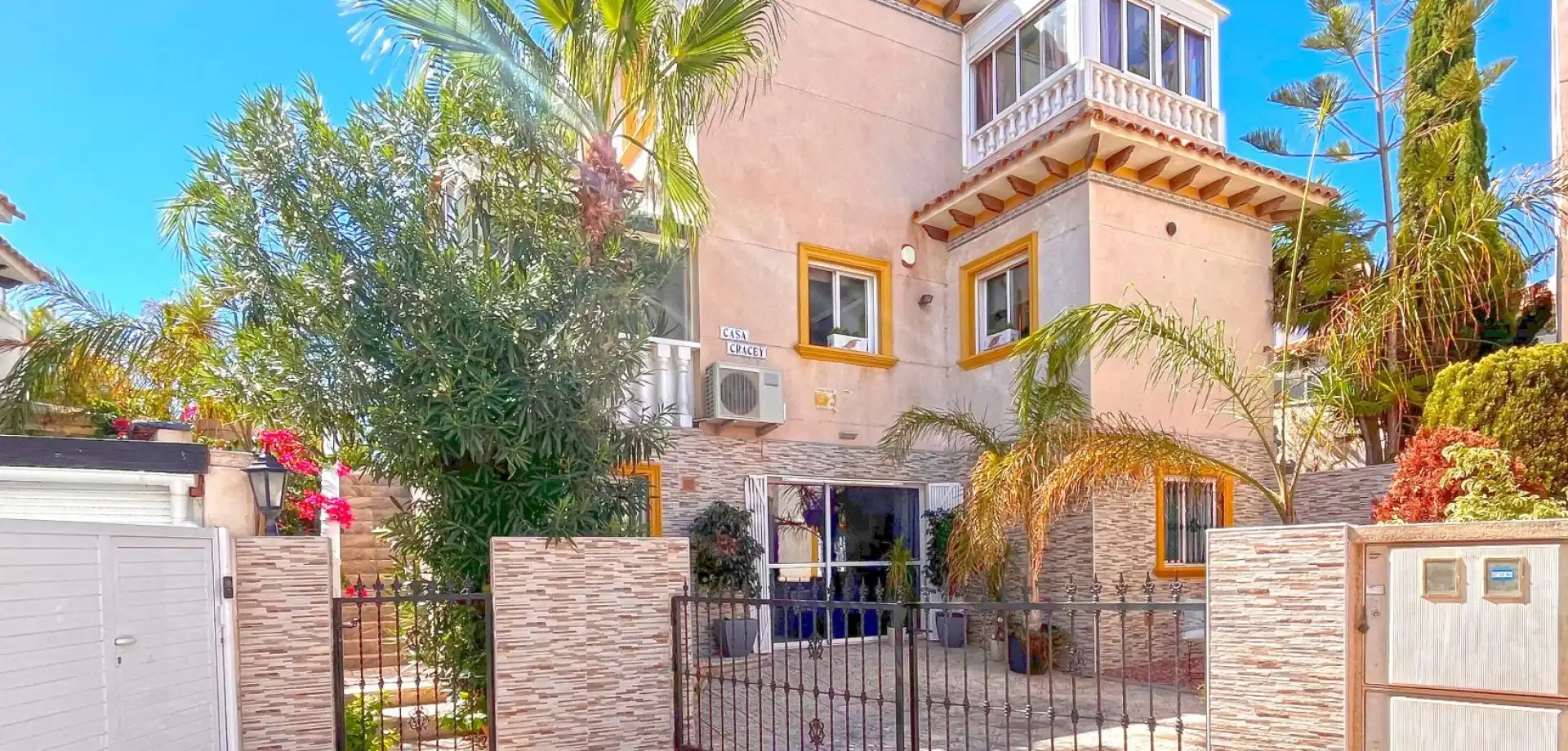Vista exterior de Casa o xalet en venda en Orihuela amb Piscina