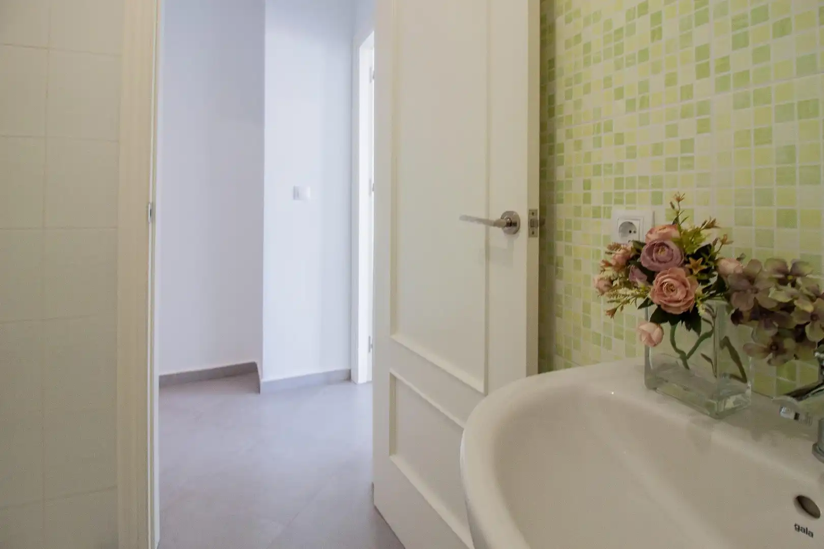 Bathroom of Duplexes for sale in Tomares  with Air Conditioner, Terrace and Balcony