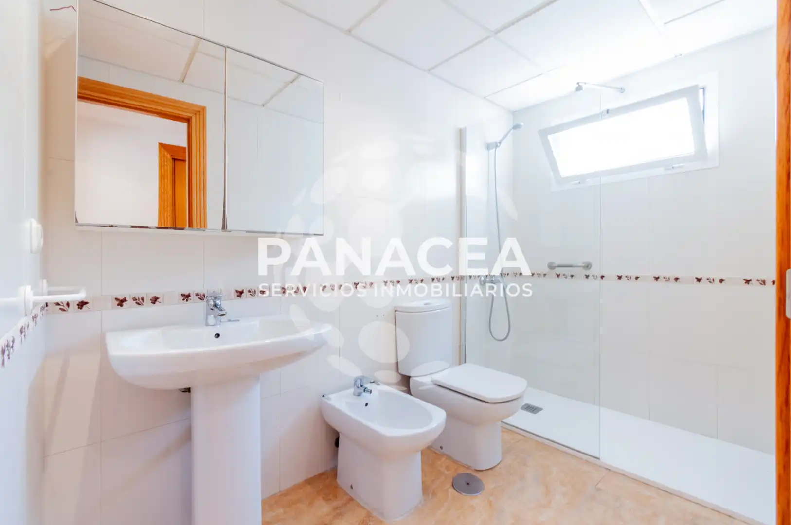Baño de Piso en venta en Roquetas de Mar con Amueblado, Horno y Lavadora