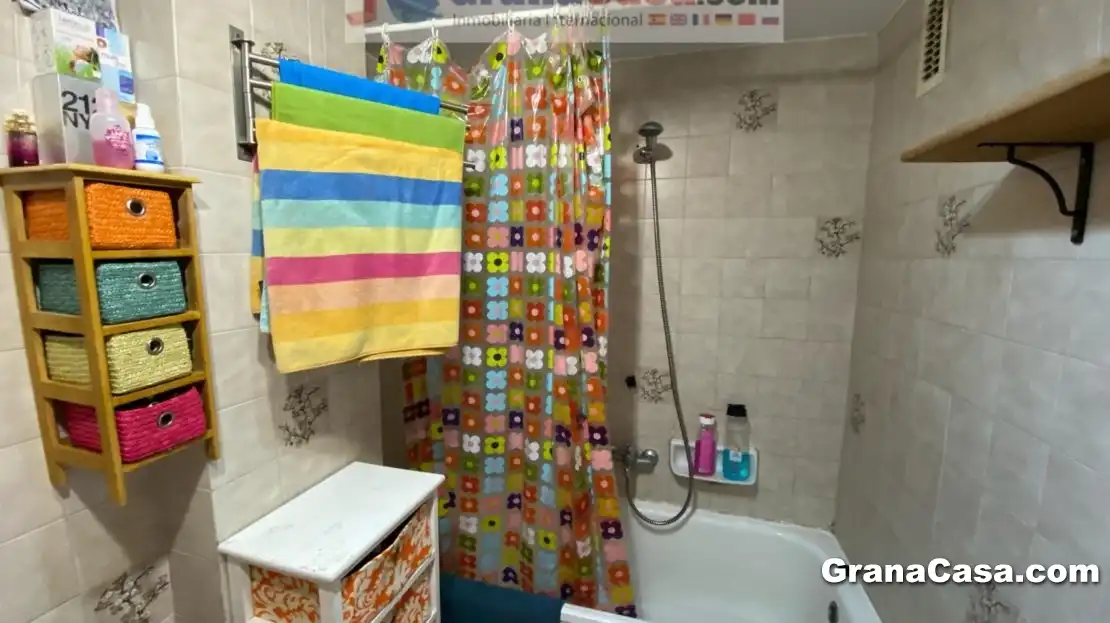 Bathroom of Flat for rent in Granada  with Air Conditioner, Heating and Terrace