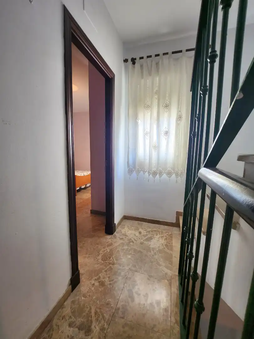 Einfamilien-Reihenhaus zum Verkauf in Alcalá de Guadaira mit Klimaanlage, Terrasse und Abstellraum