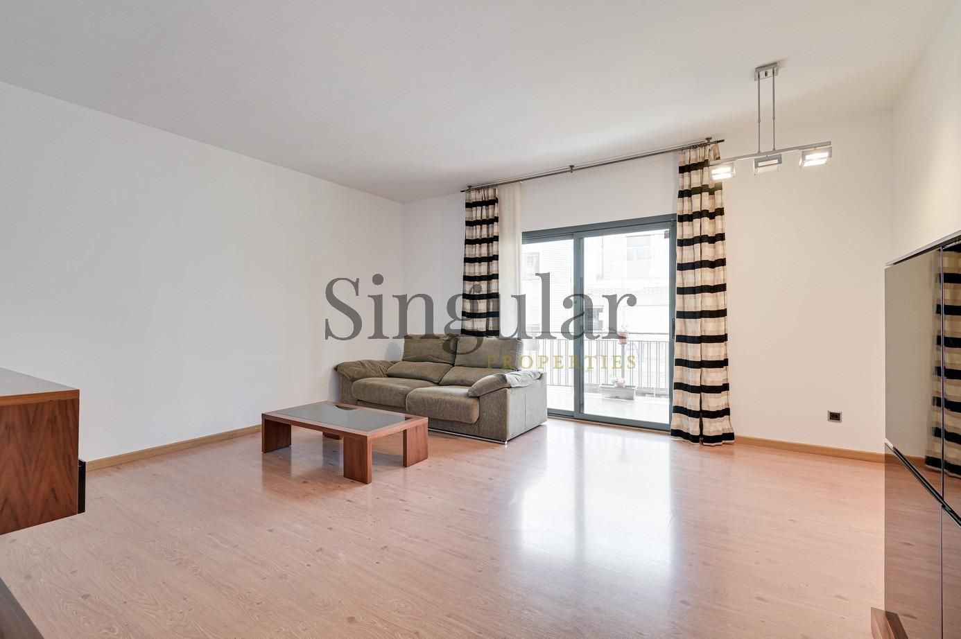 Sala de estar de Piso en venta en Cornellà de Llobregat con Trastero y Balcón