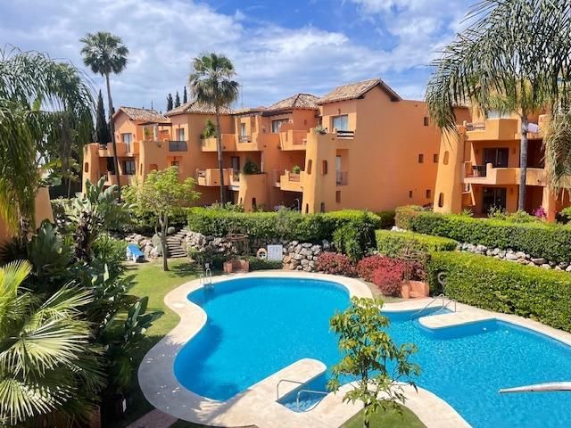 Vista exterior de Apartamento en venta en Estepona con Aire acondicionado, Calefacción y Jardín privado