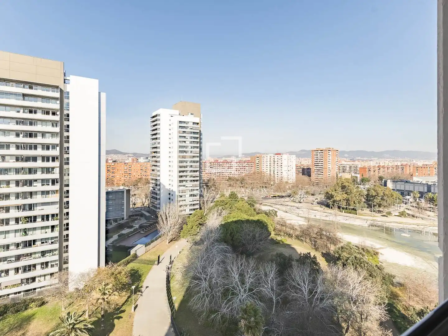 Außenansicht von Wohnung zum Verkauf in Barcelona mit Klimaanlage, Heizung und Privatgarten