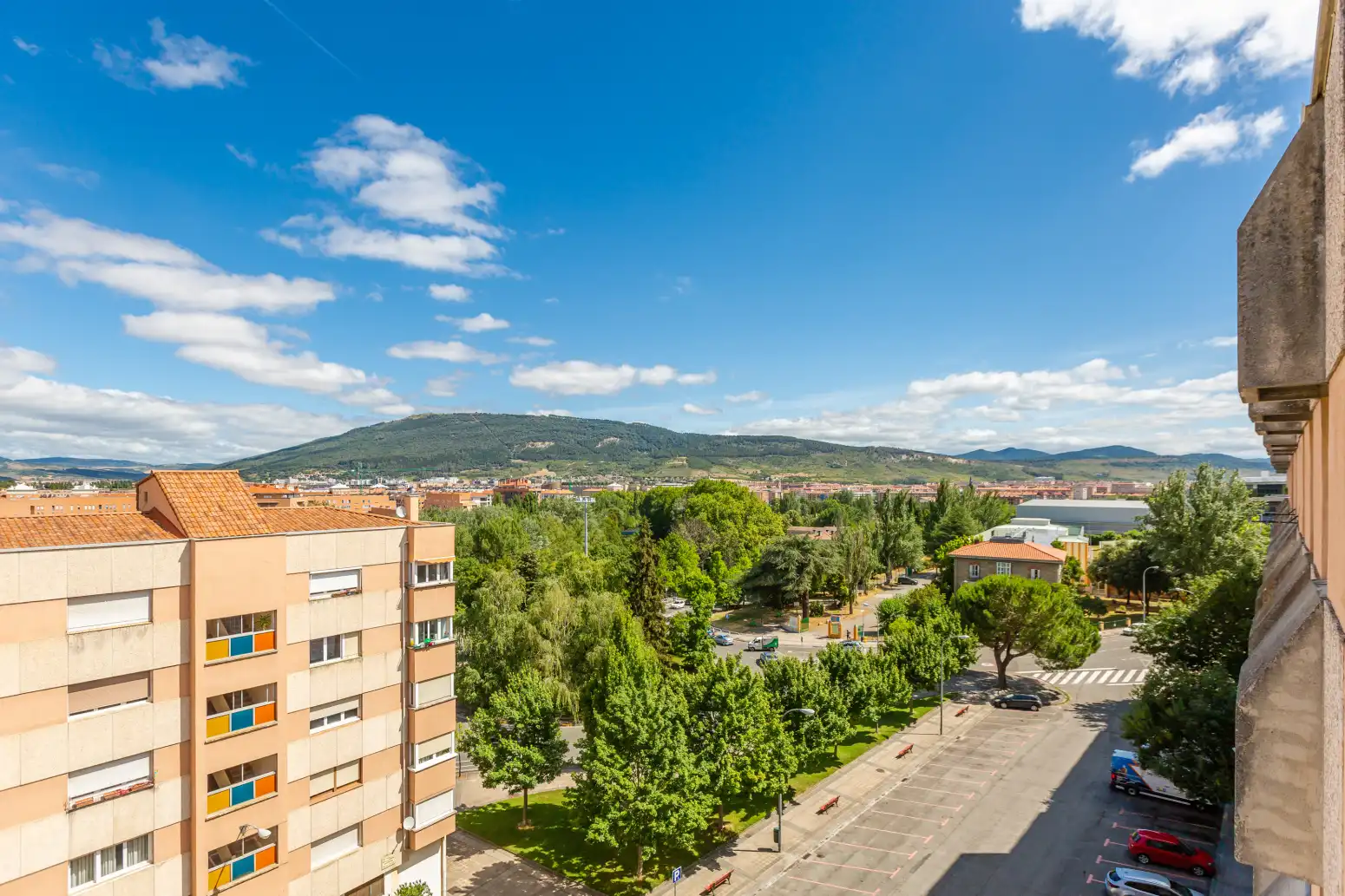 Außenansicht von Wohnung zum Verkauf in  Pamplona / Iruña mit Klimaanlage, Heizung und Abstellraum