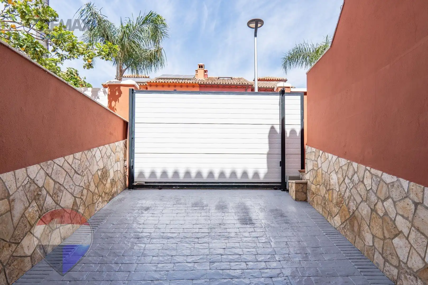 Außenansicht von Einfamilien-Reihenhaus zum Verkauf in Torremolinos mit Klimaanlage, Heizung und Terrasse