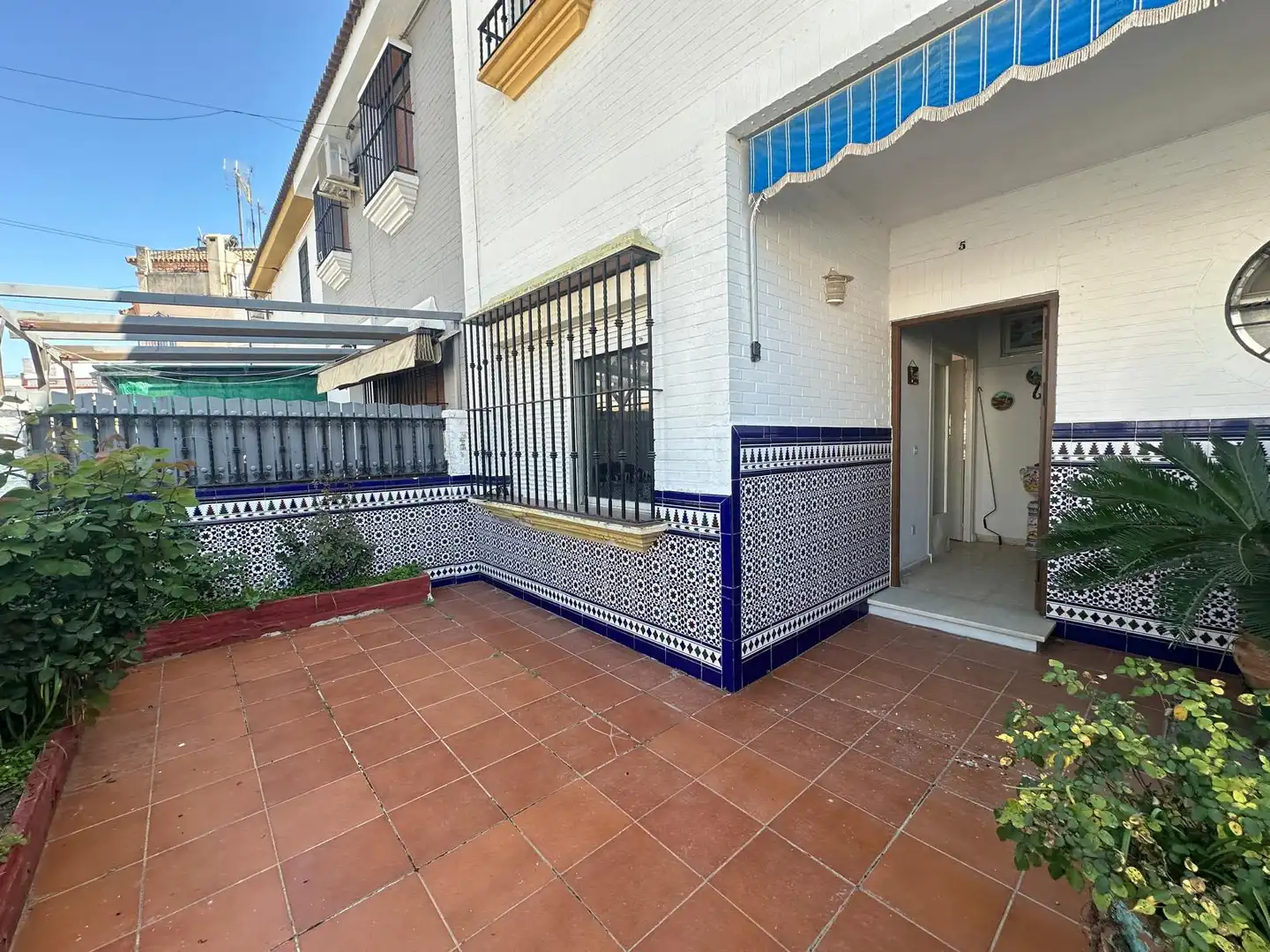 Vista exterior de Casa o xalet en venda en Sanlúcar la Mayor amb Aire condicionat i Traster