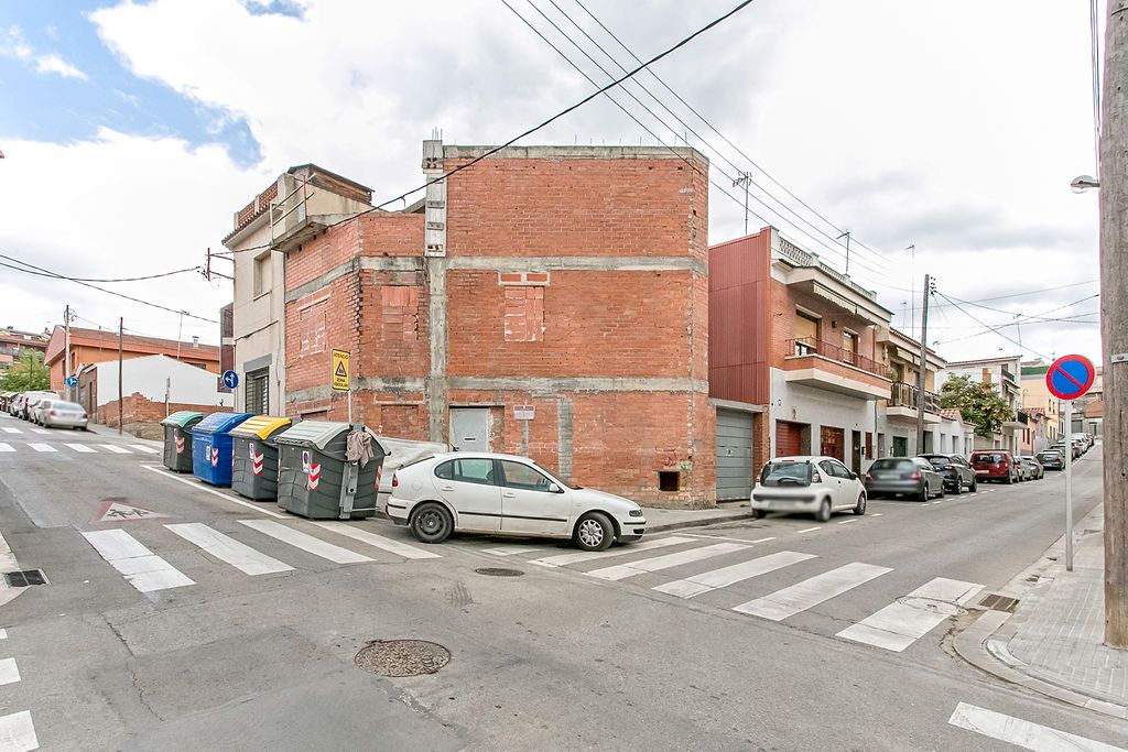 Vista exterior de Edifici en venda en Rubí