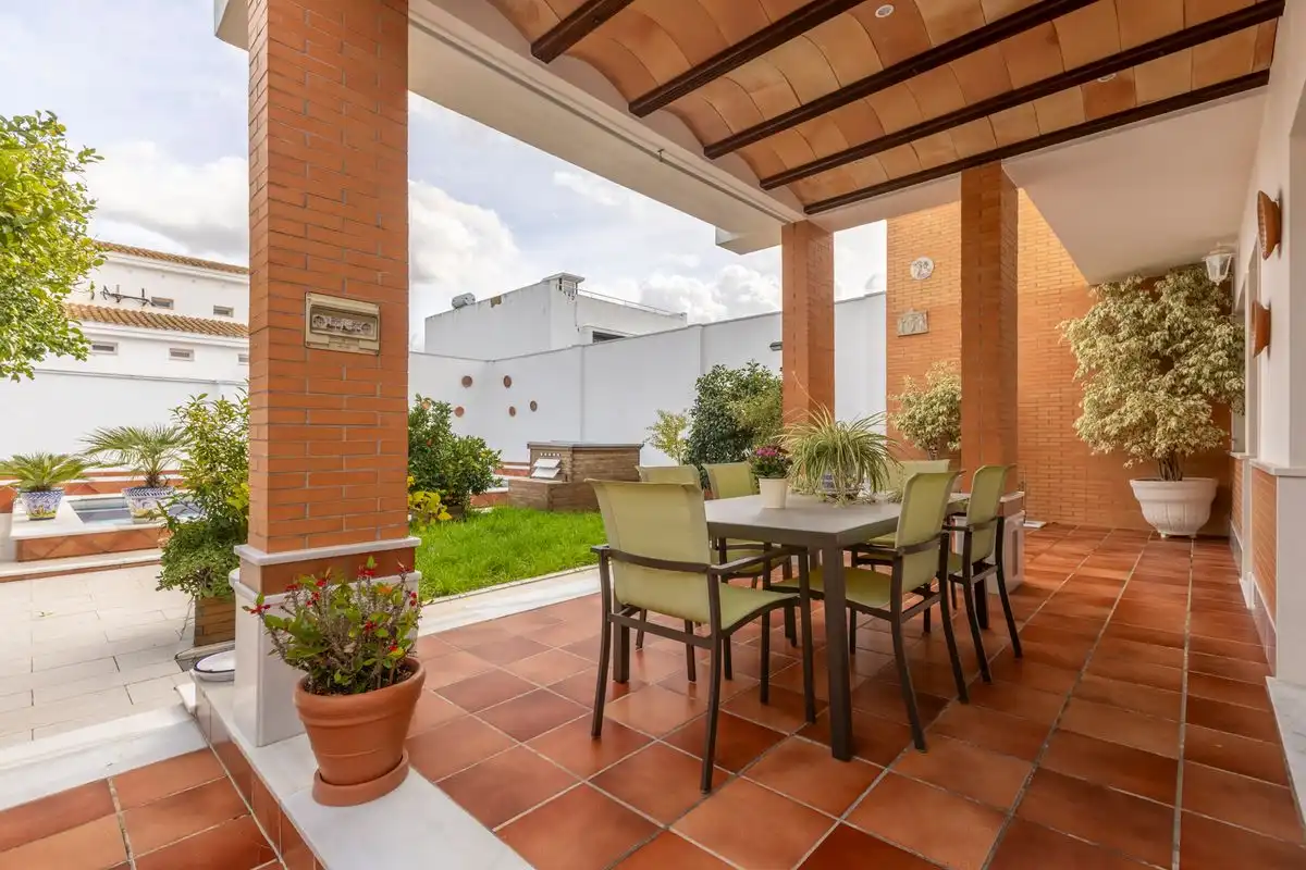 Terrassa de Casa adosada en venda en Santiponce amb Aire condicionat, Calefacció i Jardí privat