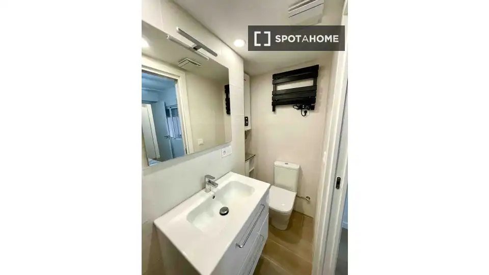 Bathroom of Flat for rent in Valencia  with Air Conditioner, Heating and Furnished