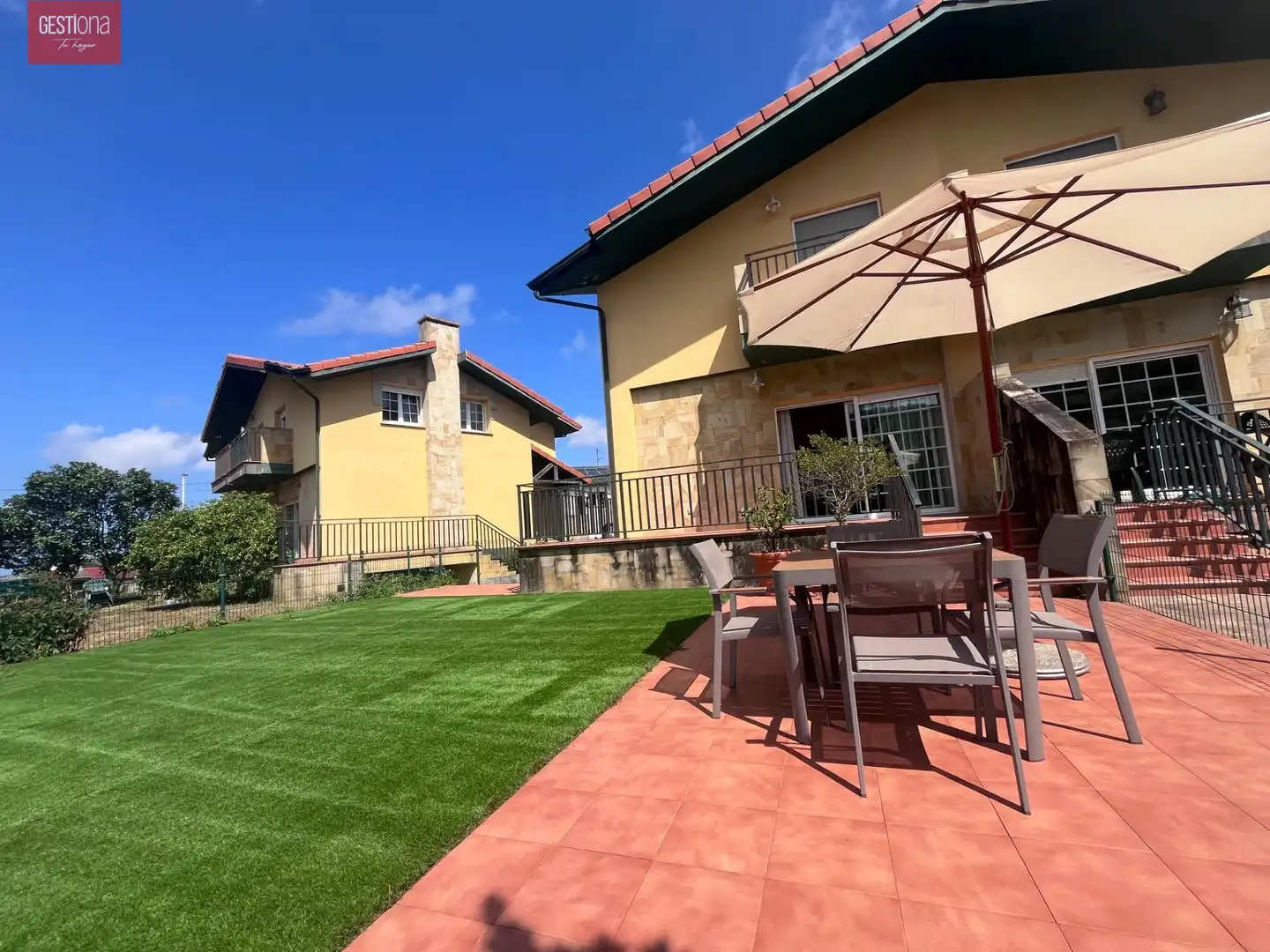 Terrassa de Casa adosada en venda en Arnuero amb Calefacció, Jardí privat i Terrassa