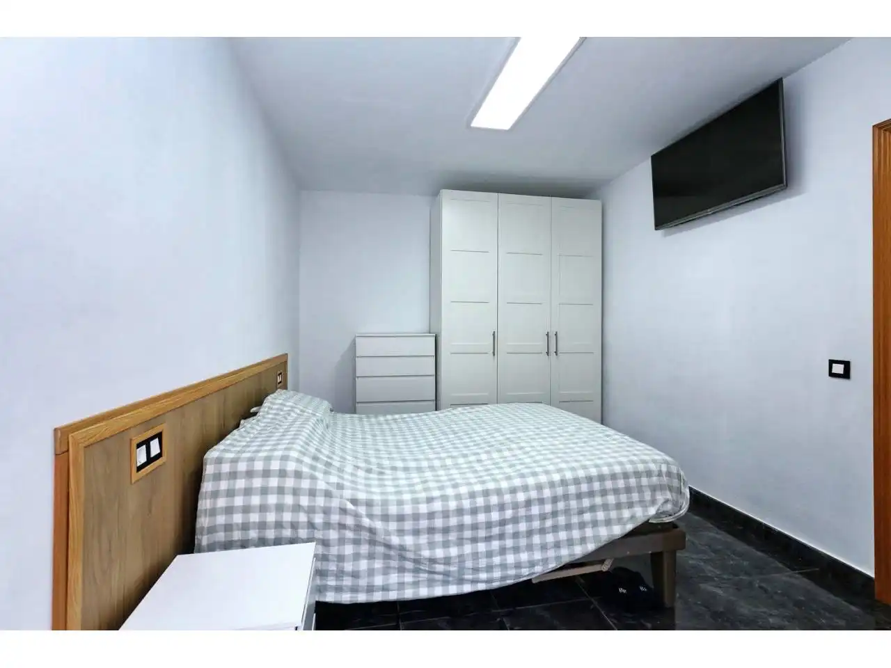 Bedroom of Flat for sale in Santa Coloma de Gramenet  with Furnished and Balcony