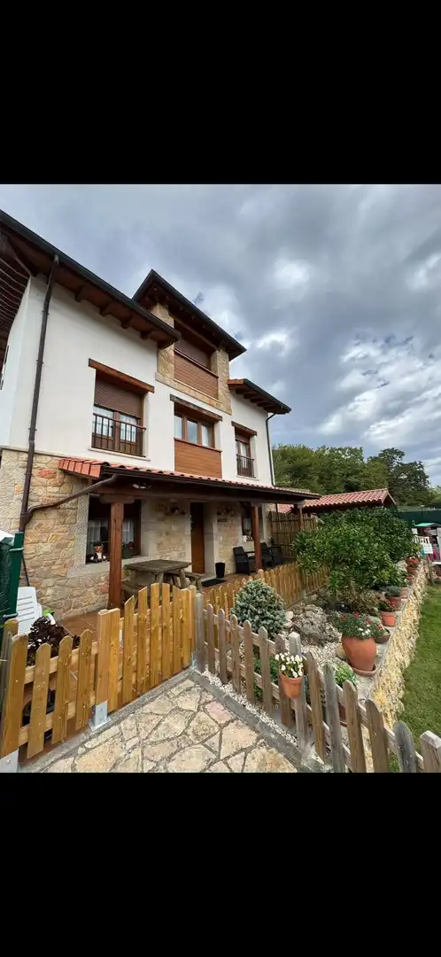 Vista exterior de Edifici en venda en Parres