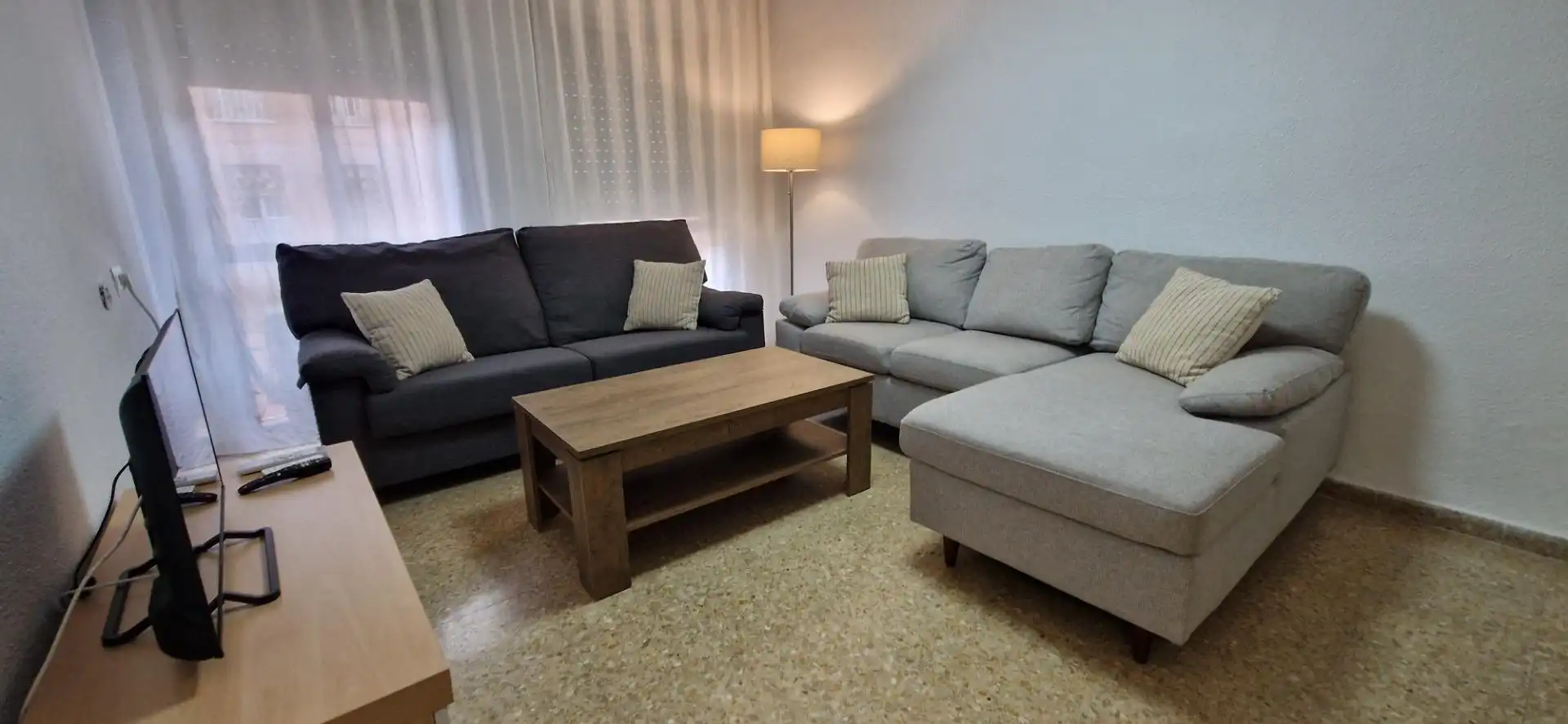 Wohnzimmer von Wohnung zur untervermieten in Córdoba mit Klimaanlage, Abstellraum und Balkon