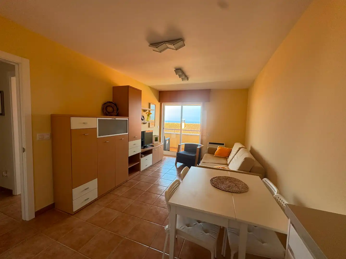 Sala d'estar de Apartament de lloguer en Porto do Son amb Calefacció, Terrassa i Moblat