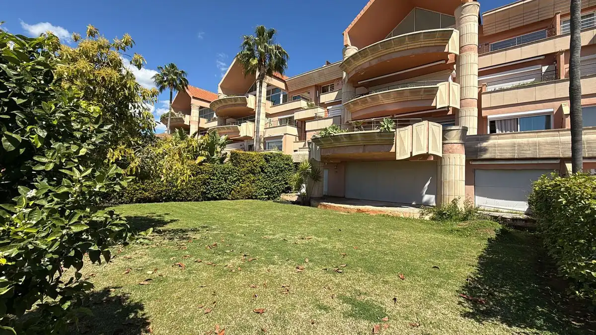 Vista exterior de Pis en venda en Marbella amb Aire condicionat