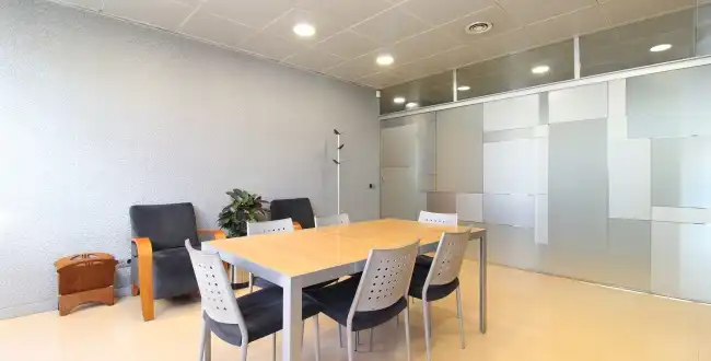 Büro zur Miete in Girona mit Klimaanlage, Heizung und Balkon